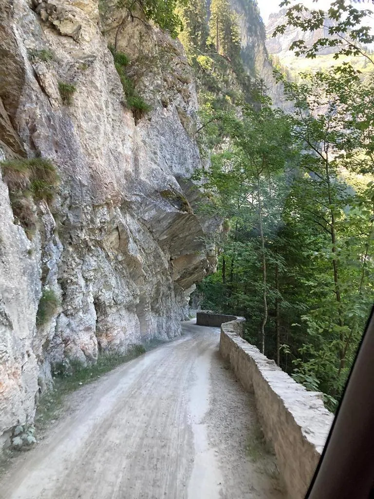 Die Naturstrasse unter dem Fels der Chluse, aus dem Auto