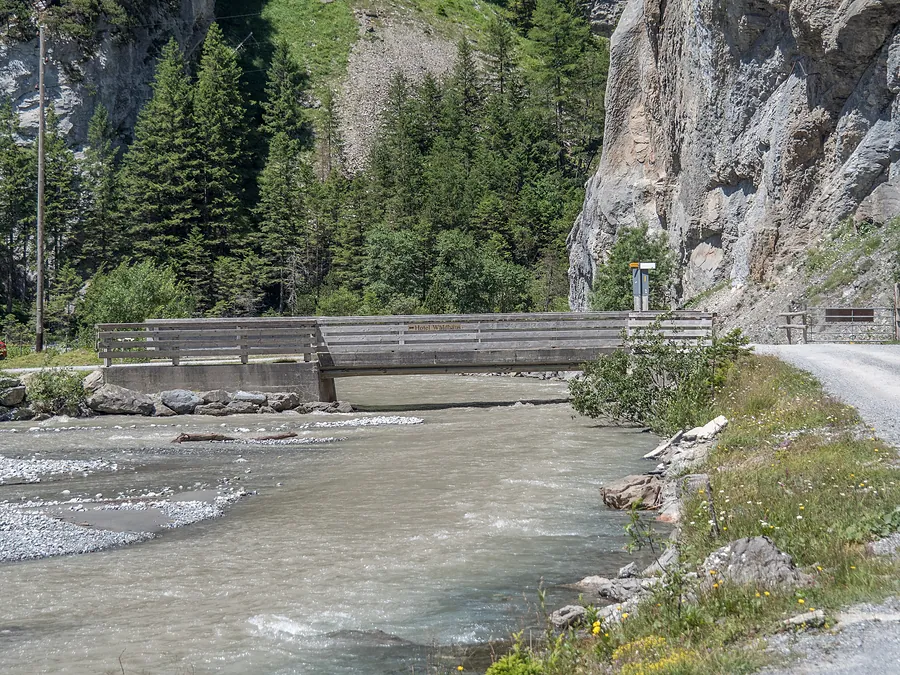 Brücke über die Kander unter der Felswand