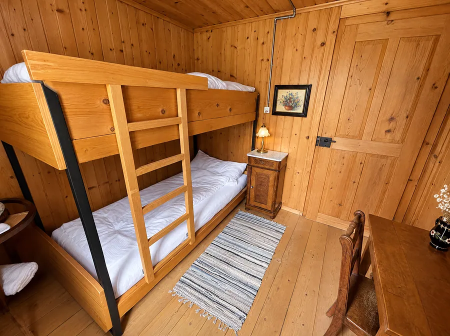Kajütenbett aus hellem Holz